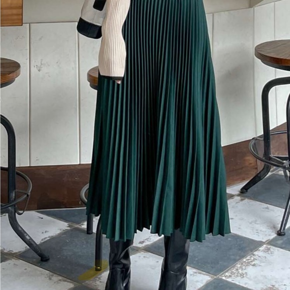 Elegant Dark Green Pleated Skirt - Picture 2 of 2